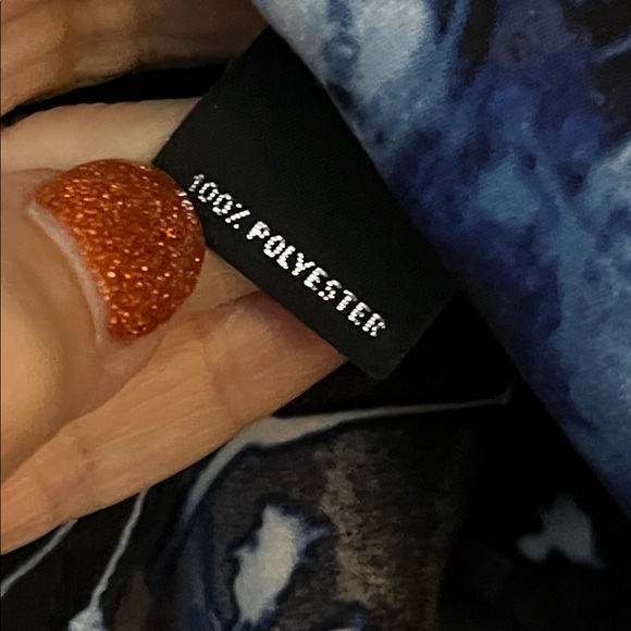 🔥🔥🔥NWT Slim Factor Blue-Black-White Floral Top w/Bell Sleeves & Hi-Lo Hem - Picture 9 of 9